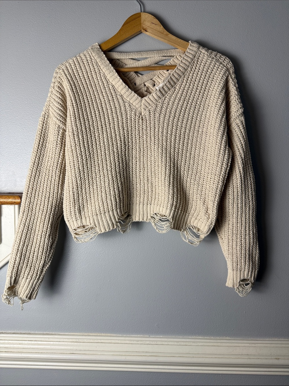Planet Gold Cream Distressed Cropped V-Neck Sweater Gorgeous Condition